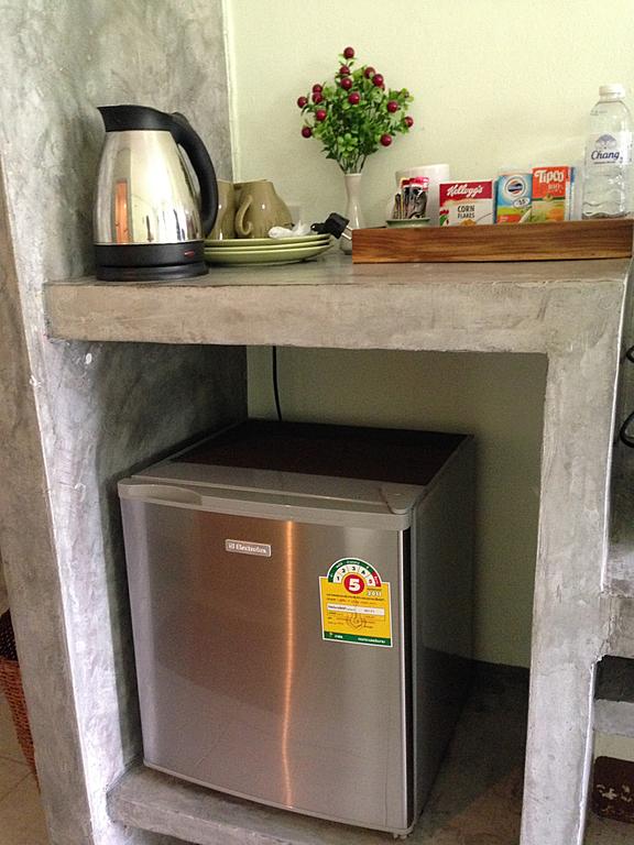Baan Sala Lung Dam - холодильник в номере