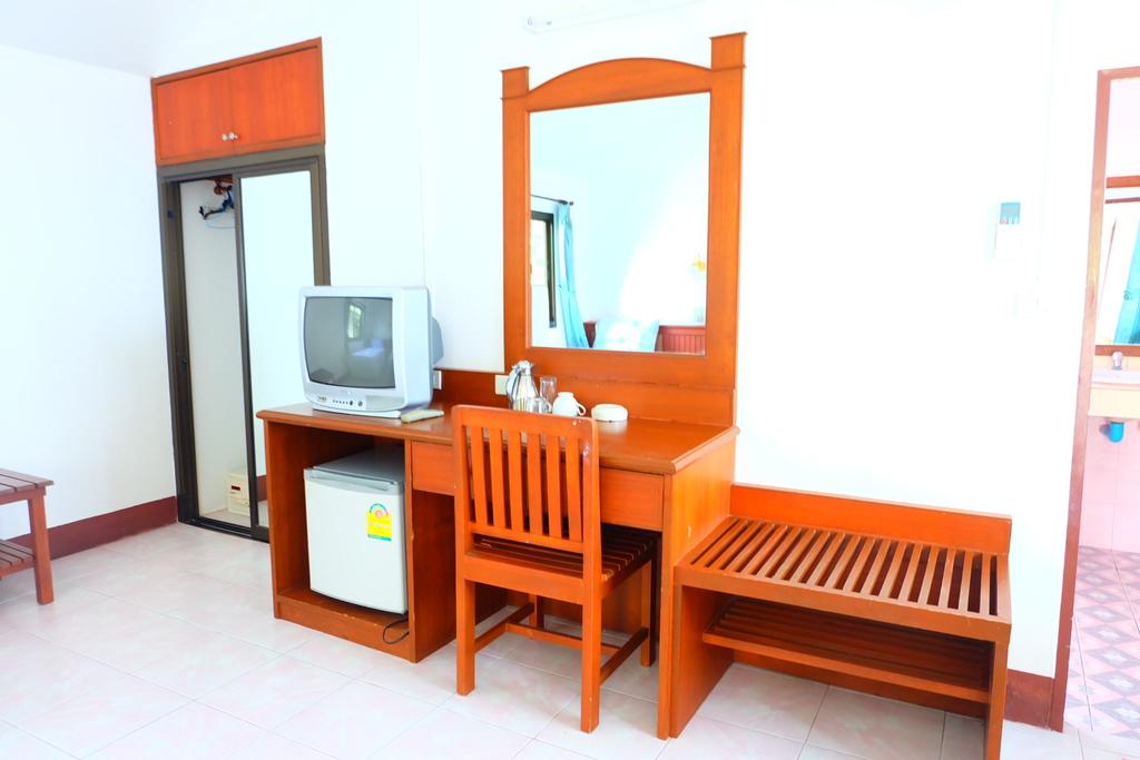 Choeng Mon Beach Hotel - Зеркало, холодильник, телевизор