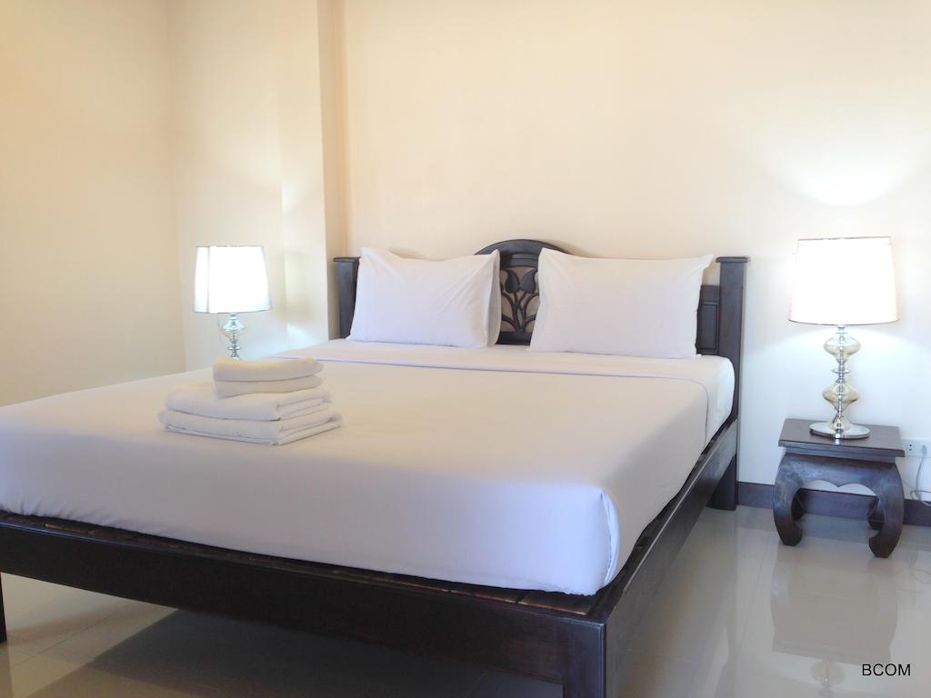Panupong Hotel - кровать