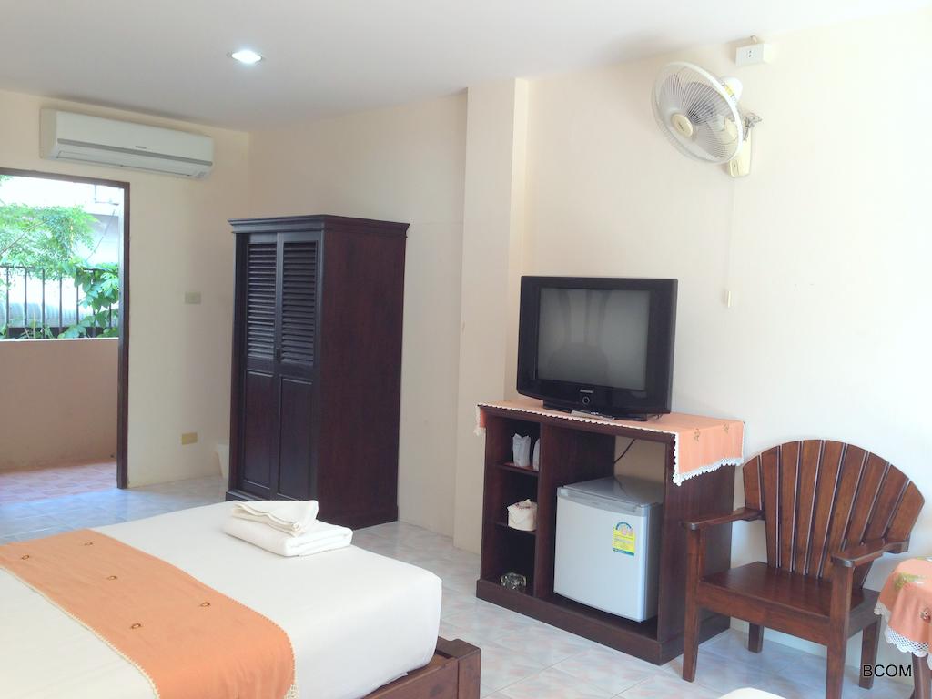 Panupong Hotel - телевизор, кровать и шкаф в номере