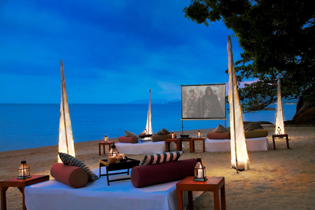 Renaissance Koh Samui Resort - кино на пляже