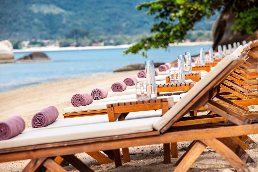 Renaissance Koh Samui Resort - лежаки у пляжа