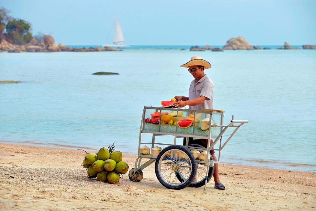 Renaissance Koh Samui Resort - фрукты на пляже