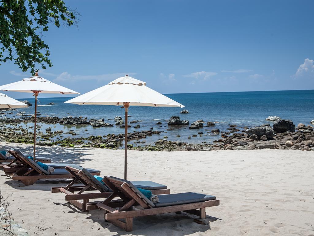 Sea Dance Resort - Лежаки и зонтики на пляже