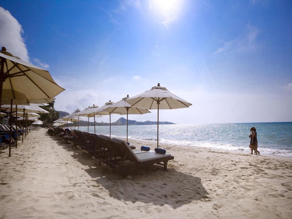 Thai House Beach Resort - лежаки и зонтики