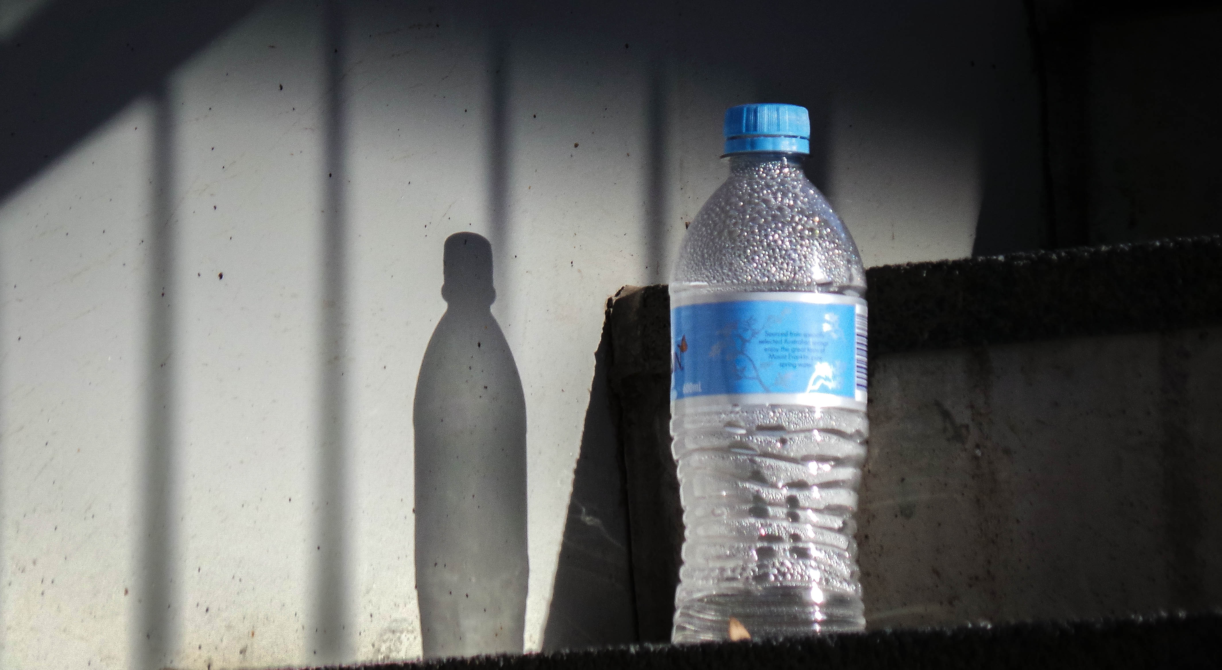 Вода в пластиковых бутылках