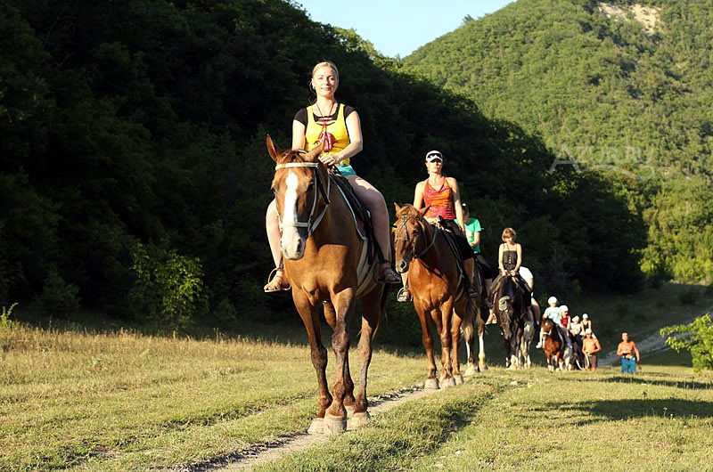 Групповая конная прогулка